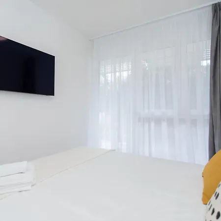 Apartment Lumi's Perfect Place Near With Garden & Free Public Parking